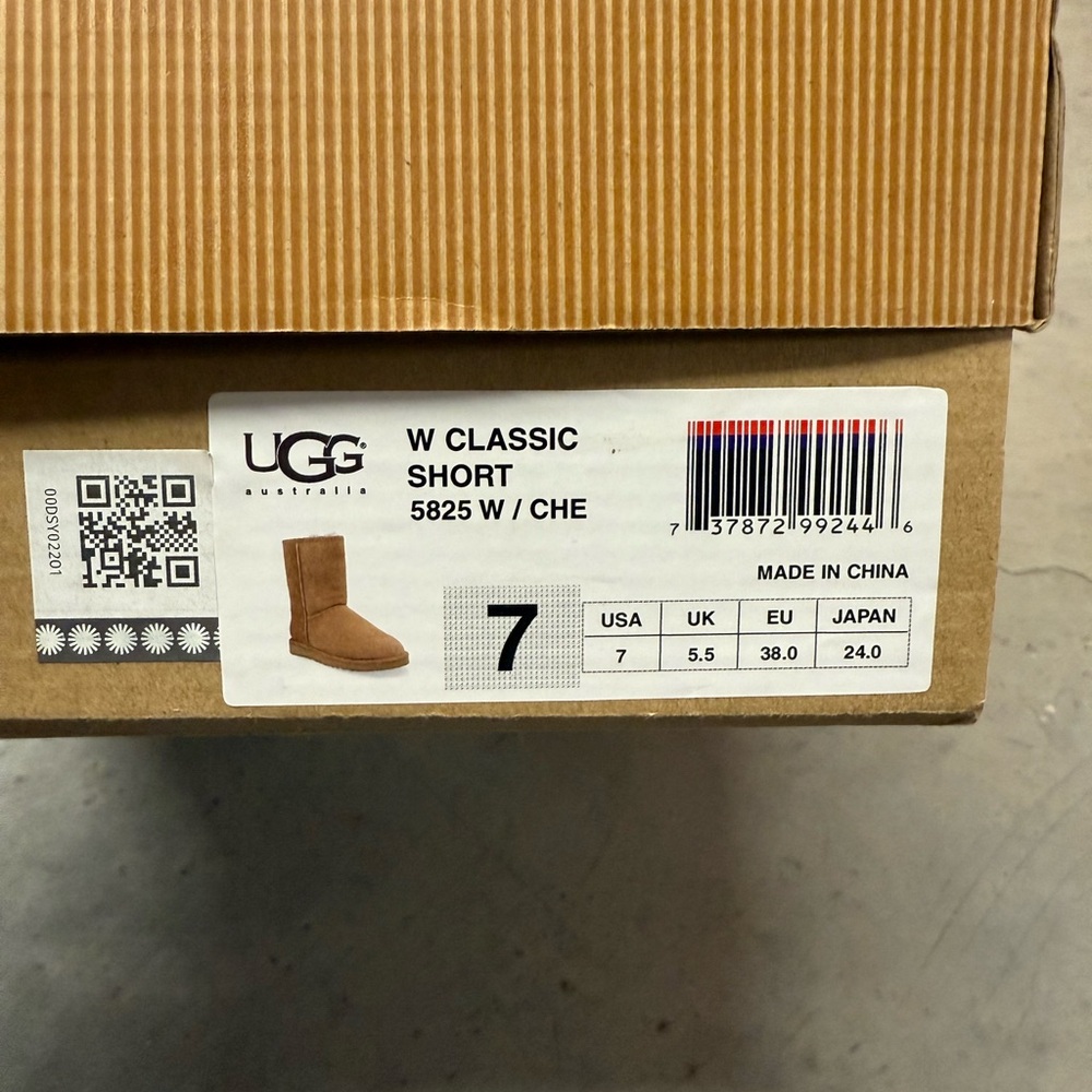 UGG women’s Classic short boots size 7 - Picture 6 of 8